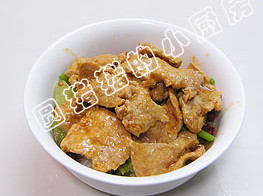 14、四川水煮肉,再铺上煮好的肉片。