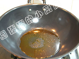 15、四川水煮肉,锅内烧热2大匙油及2大匙红辣椒油。