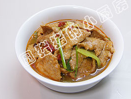 16、四川水煮肉,乘热淋在肉片上即可。