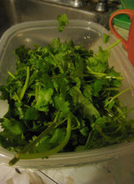 1、香辣肥牛,香菜洗净切段