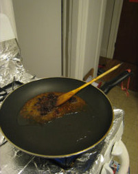 2、香辣肥牛,锅内放少许油,加入豆瓣酱,五香粉和花椒粉,炒香