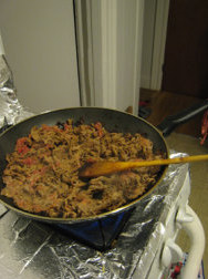 3、香辣肥牛,下入牛肉片,迅速炒散