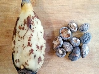 1、糖醋藕圆盖饭,准备食材。