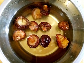 2、糖醋藕圆盖饭,肉头菇用温水泡发，洗净。