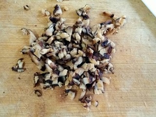 3、糖醋藕圆盖饭,将泡发的肉头菇切碎。