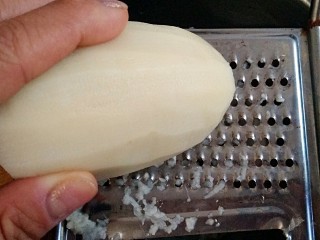 4、糖醋藕圆盖饭,藕洗净去褐色表皮，用擦丝器擦成茸。