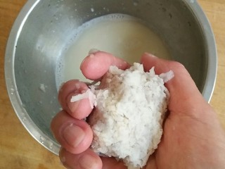 5、糖醋藕圆盖饭,藕洗净去褐色表皮，用擦丝器擦成茸。
