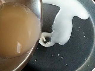 6、糖醋藕圆盖饭,将不沾平底锅中小火预热，将藕茸挤出的水倒进锅中。