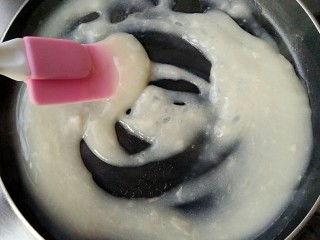 7、糖醋藕圆盖饭,中小火加热，用硅胶不停顺时针搅拌成粘稠状半固体。