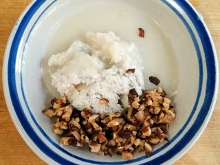 8、糖醋藕圆盖饭,将藕粉糊和肉头菇碎放进盛有藕茸的碗中。
