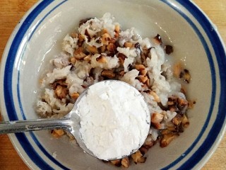 9、糖醋藕圆盖饭,加1勺淀粉，用筷子顺时针搅拌。