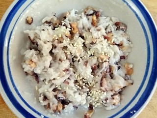 11、糖醋藕圆盖饭,再加入适量的盐和鸡精。