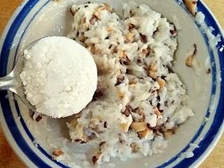 10、糖醋藕圆盖饭,再加一勺生粉，用筷子顺时针搅拌均匀。