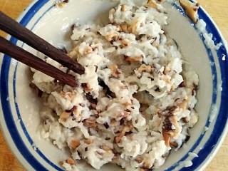 12、糖醋藕圆盖饭,用筷子顺时针搅上劲儿。