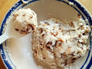 13、糖醋藕圆盖饭,用小勺挖成丸子的形状，用手攥紧团圆。