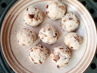 14、糖醋藕圆盖饭,将做好的藕圆放进盘中，上锅隔水大火蒸15分钟。