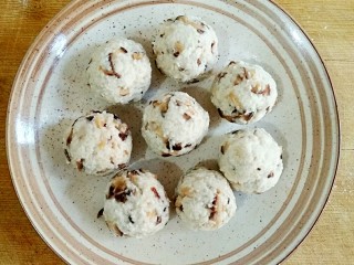 15、糖醋藕圆盖饭,蒸好的藕圆取出晾凉。