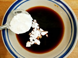 16、糖醋藕圆盖饭,调一碗万能的糖醋汁，所谓万能糖醋汁，其实只有10个字----1酒，2酱，3糖，4醋，5水;即用1份料酒、2份味极鲜酱油、3份白糖、4份醋和5份水调成汁即可;有些菜也可适当勾芡。