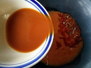 18、糖醋藕圆盖饭,坐锅烧热，倒入糖醋汁碗芡。