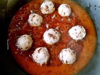 19、糖醋藕圆盖饭,下入藕圆，小火煮开。