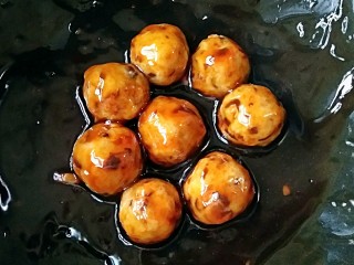 20、糖醋藕圆盖饭,翻炒均匀，让每个藕圆都沾满糖醋汁。