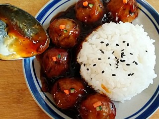 21、糖醋藕圆盖饭,电饭煲煮好米饭，盛入碗中，将藕圆摆在米饭周围，再浇上糖醋汁，用胡萝卜和黄瓜碎装饰一下。