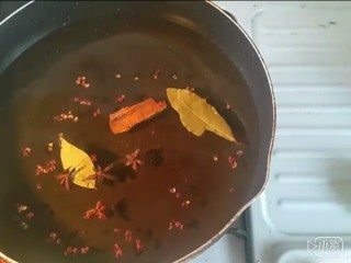 1、四川泡菜,花椒 桂皮 香叶 八角 煮开它