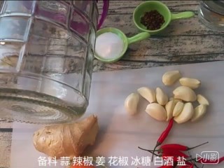 3、四川泡菜,生姜 蒜瓣 小米椒 花椒 盐 备好