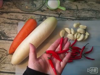 4、四川泡菜,剪去 小米辣的 尾巴