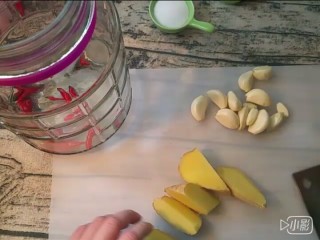 5、四川泡菜,生姜切滚刀块 放坛子底部还有小米辣 蒜瓣