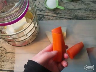 7、四川泡菜,胡萝卜切条 放入坛子中