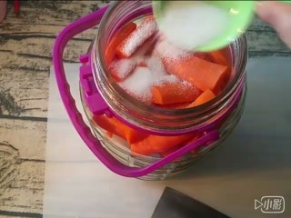 8、四川泡菜,萝卜都放好就加入盐和冰糖