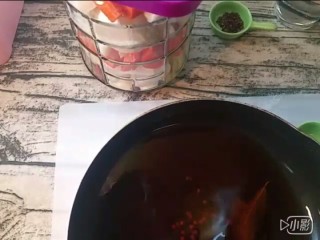 9、四川泡菜,然后倒入冷却后的汤汁 再放20粒花椒 汤汁里的东西可以全部放入