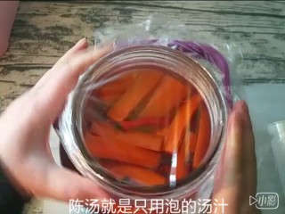 10、四川泡菜,封口前加入白酒 用保鲜膜封好 再盖上 一定要密不透风哦