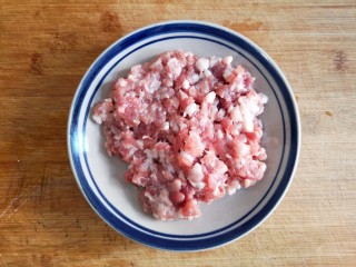 2、干煸芸豆,猪五花肉剁成肉糜。