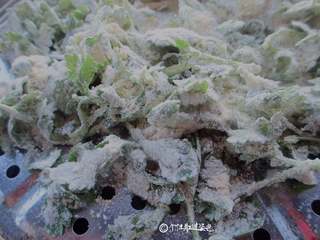 7、蒸芹菜叶,上蒸锅，水烧开，在笼屉上抹少许油，将蒸菜铺在笼屉上，蒸3分钟