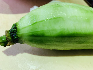 2、丝瓜炒毛豆,削皮，切块；