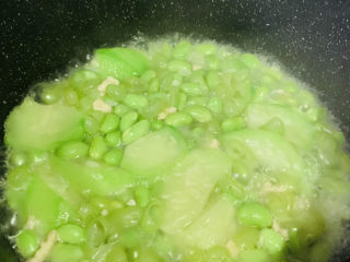 13、丝瓜炒毛豆,炒一会；