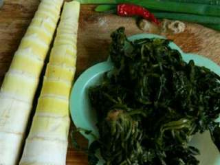 1、雪菜炒春笋,准备好食材，雪里蕻咸菜用清水浸泡15分钟。