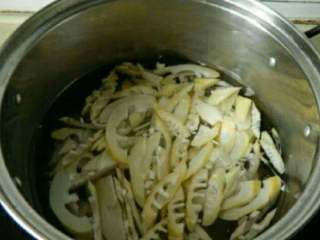 2、雪菜炒春笋,春笋去皮切片，开水煮3分钟过凉。