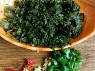 3、雪菜炒春笋,雪里蕻挤干水分切碎，葱姜和辣椒切碎。