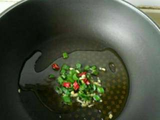 4、雪菜炒春笋,炒锅放油爆香葱 姜 辣椒碎。