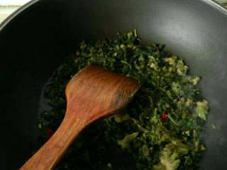 5、雪菜炒春笋,放入雪里蕻翻炒。