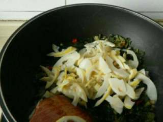 6、雪菜炒春笋,倒入春笋翻炒。