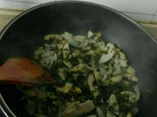 7、雪菜炒春笋,加盐 糖 鸡精 淋入香油炒匀即可！