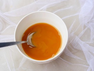 9、糖醋荷包蛋,拌匀。