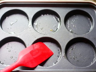 10、糖醋荷包蛋,锅中刷油。