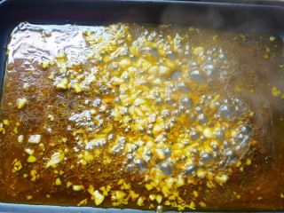 14、糖醋荷包蛋,倒入糖醋汁。