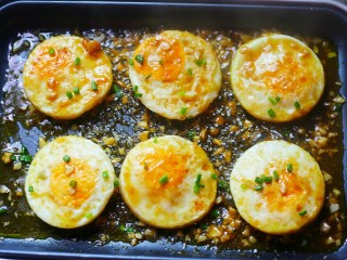 16、糖醋荷包蛋,撒葱花即可。