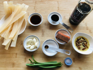 1、酸辣宽粉,先把需要的食材提前准备好。